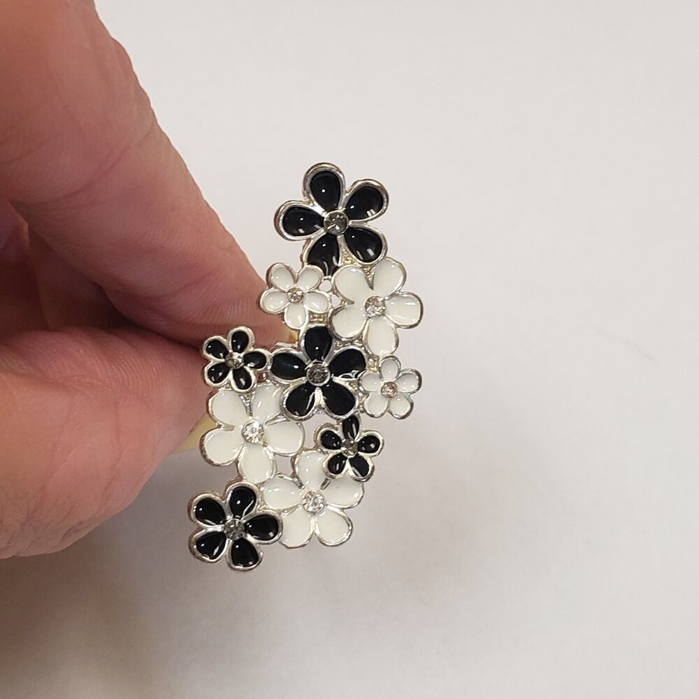 Silver tone, black white multi flower fashion ring sz 5.75